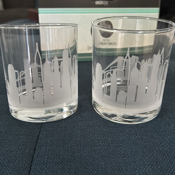 ⭐️NWT⭐️ Set of two whiskey tumblers, etched glass, New York City skyline - Picture 1 of 7